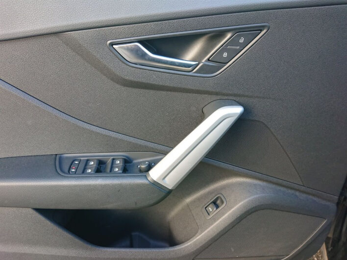 Audi Q2 30 TFSI intense voll