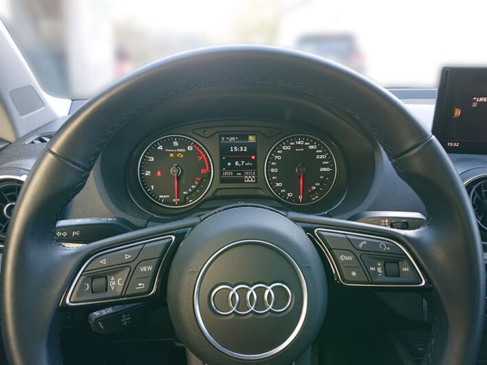 Audi Q2 30 TFSI intense voll